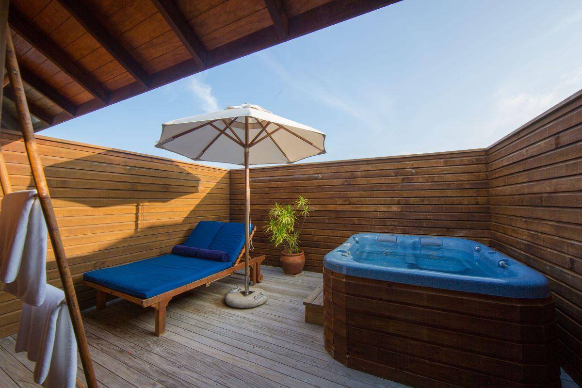 Vilamendhoo Island Resort, Malediven, Jacuzzi Water Villa, Sonnendeck mit Jacuzzi und Liegestuhl