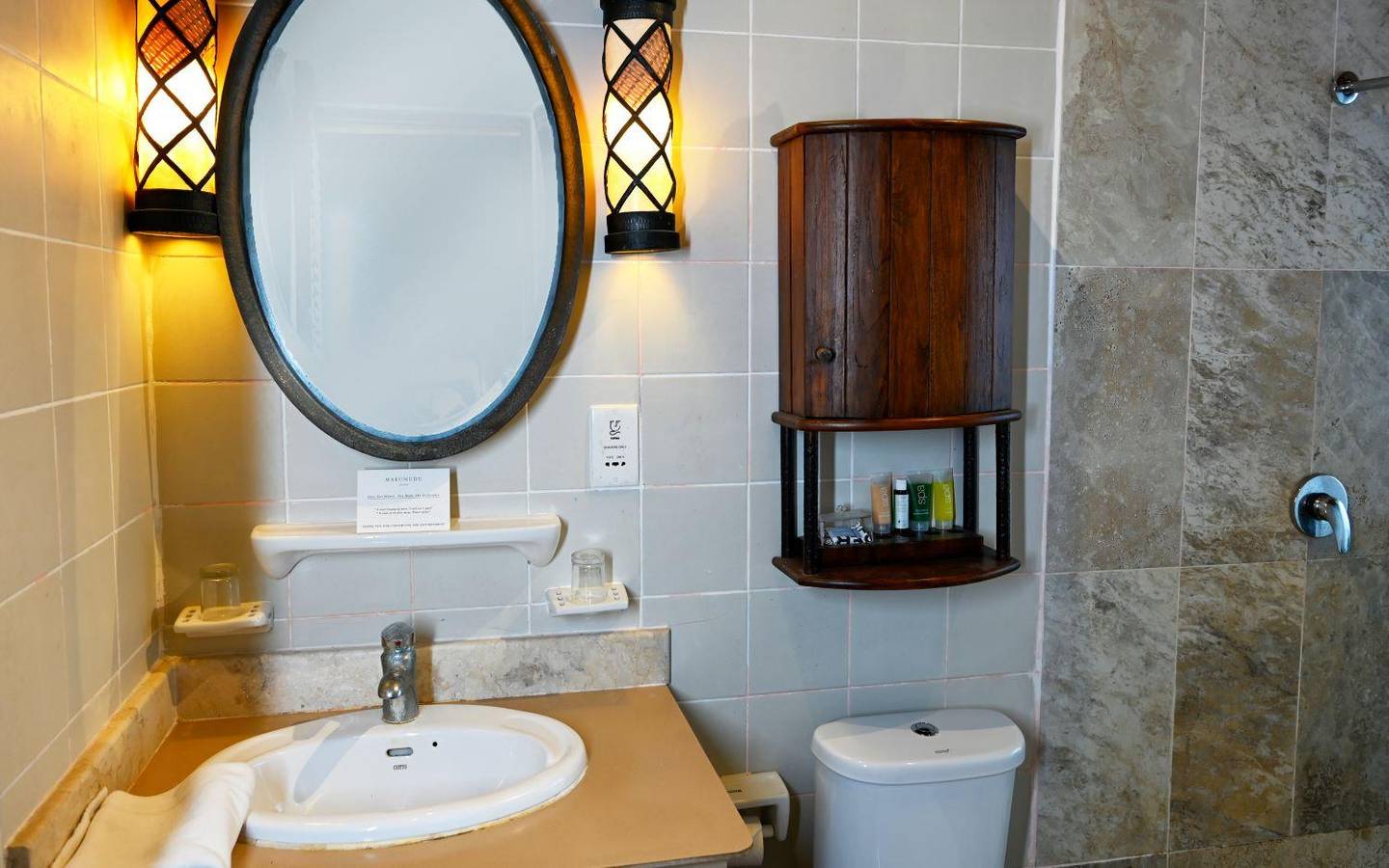 Makunudu Island, Deluxe Bungalow, Badezimmer
