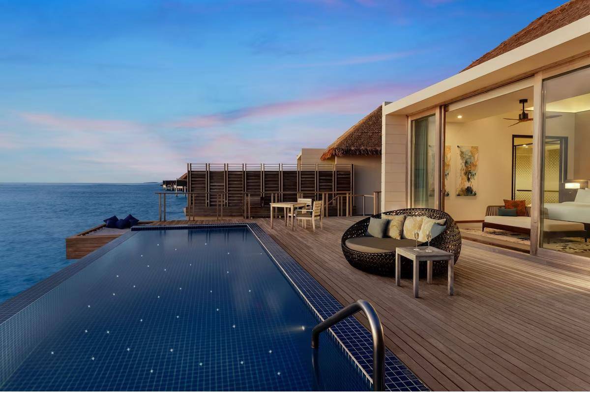 Überwasservilla Sonnenuntergang Radisson Hotel Maldives 5