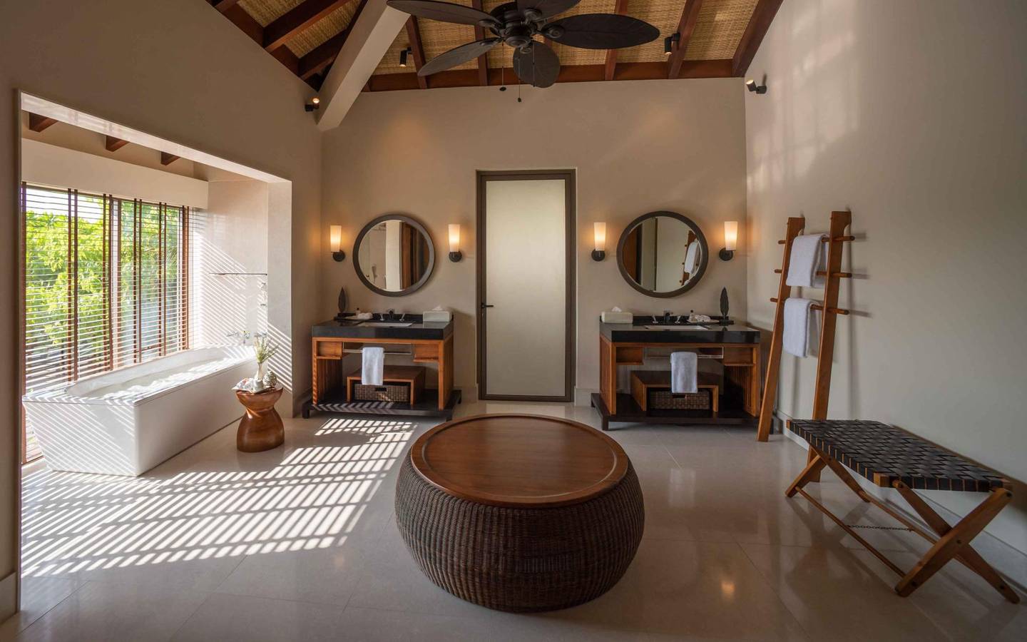 The-Residence-Maldives-Dhigurah-Deluxe-Lagoon-Pool-Villa-Bathroom