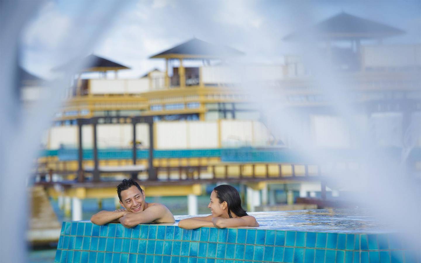 Angsana_Velavaru-InOcean_Villa_Couple_in_Pool