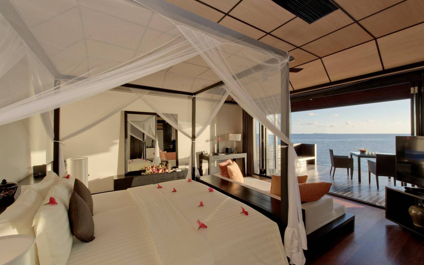 Sunset Water Suite, Lily Beach Resort & SPA_1