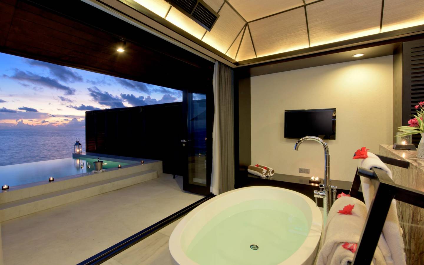 Sunset Water Suite, Lily Beach Resort & SPA_2