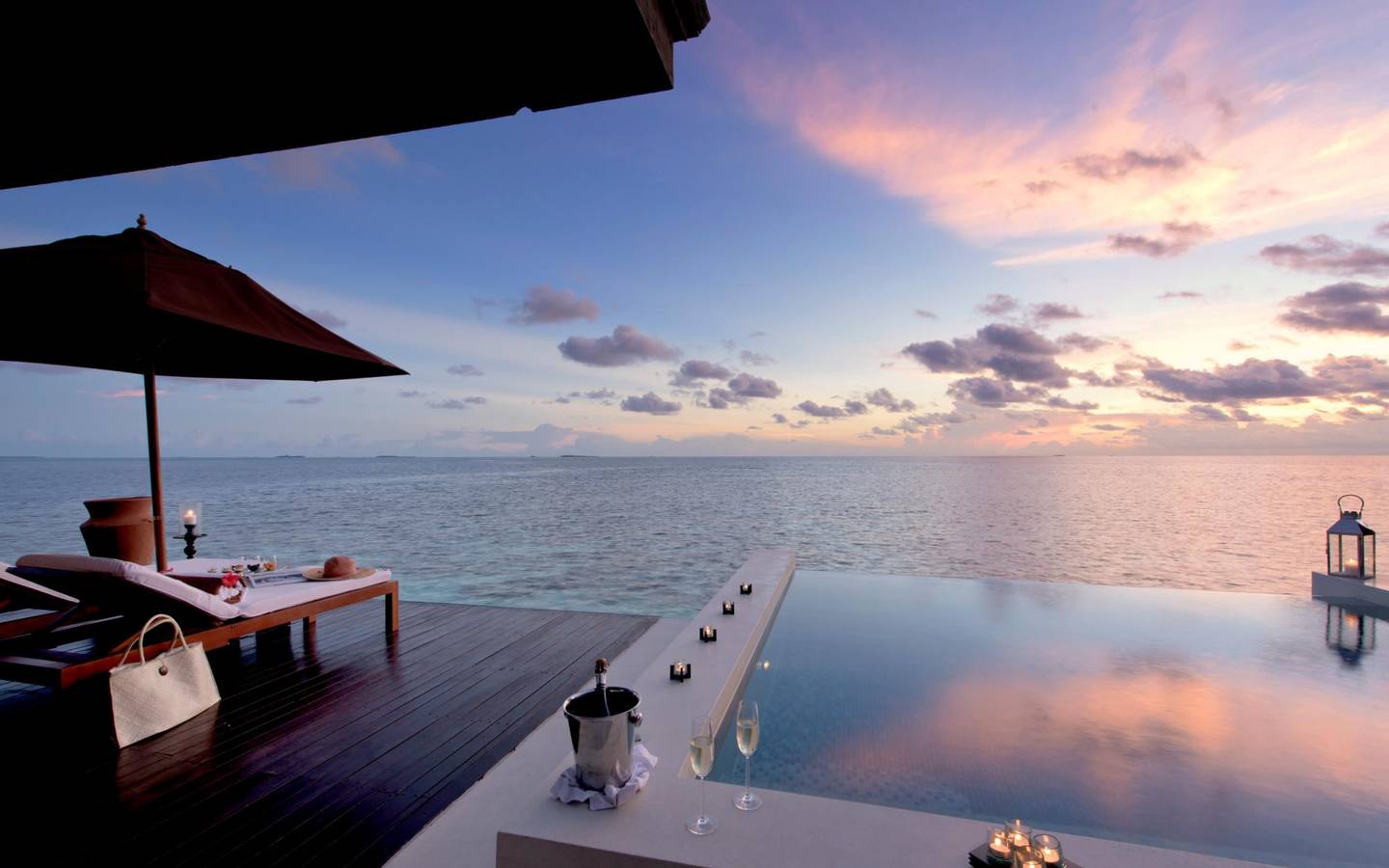 Sunset Water Suite, Lily Beach Resort & SPA_3