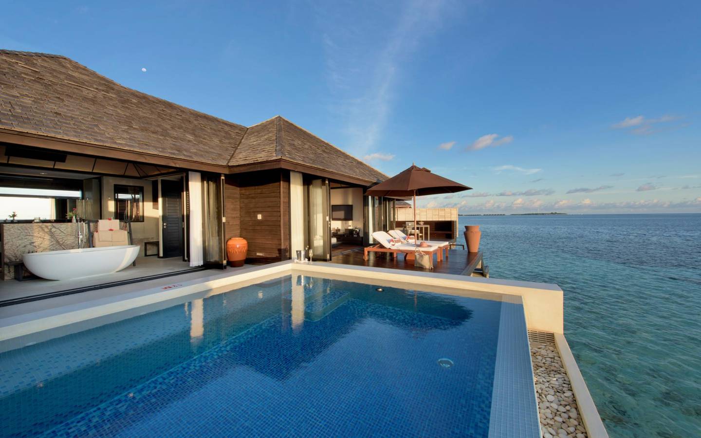 Sunset Water Suite, Lily Beach Resort & SPA_4