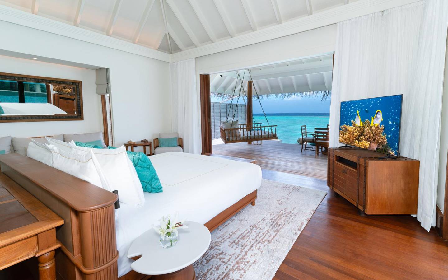 Anantara Kihavah - Over Water Pool Villa Bedroom_3