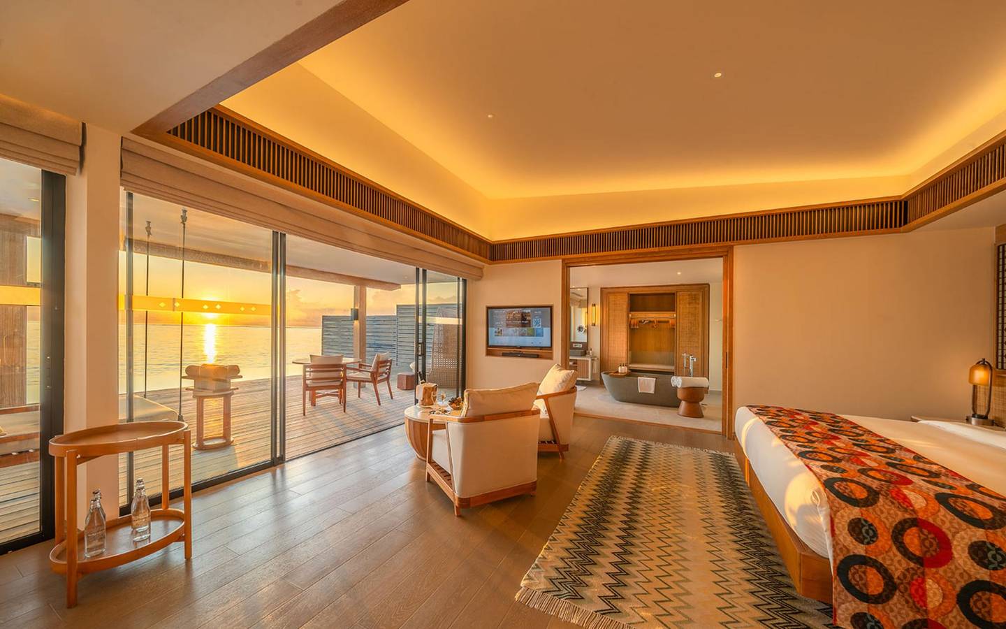 Kuda_Villingili_Sunrise_Water_Villa_with_Private_Pool_9
