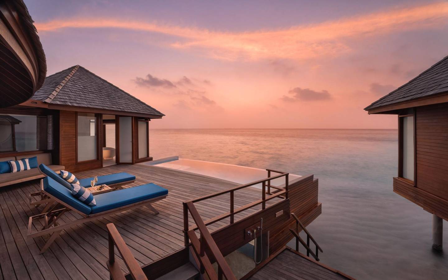 Deluxe Sunset Over Water Pool Villa_1