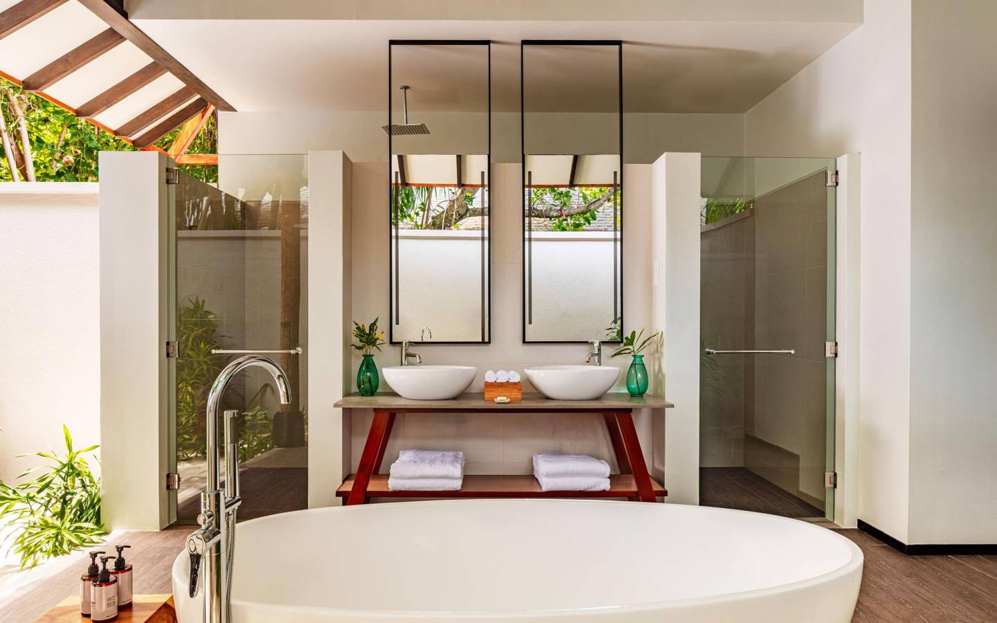 NH_Collection_Maldives_Havodda_Resort_Guest_Room_Sunrise_Beach_Pool_Villa_Bathroom2