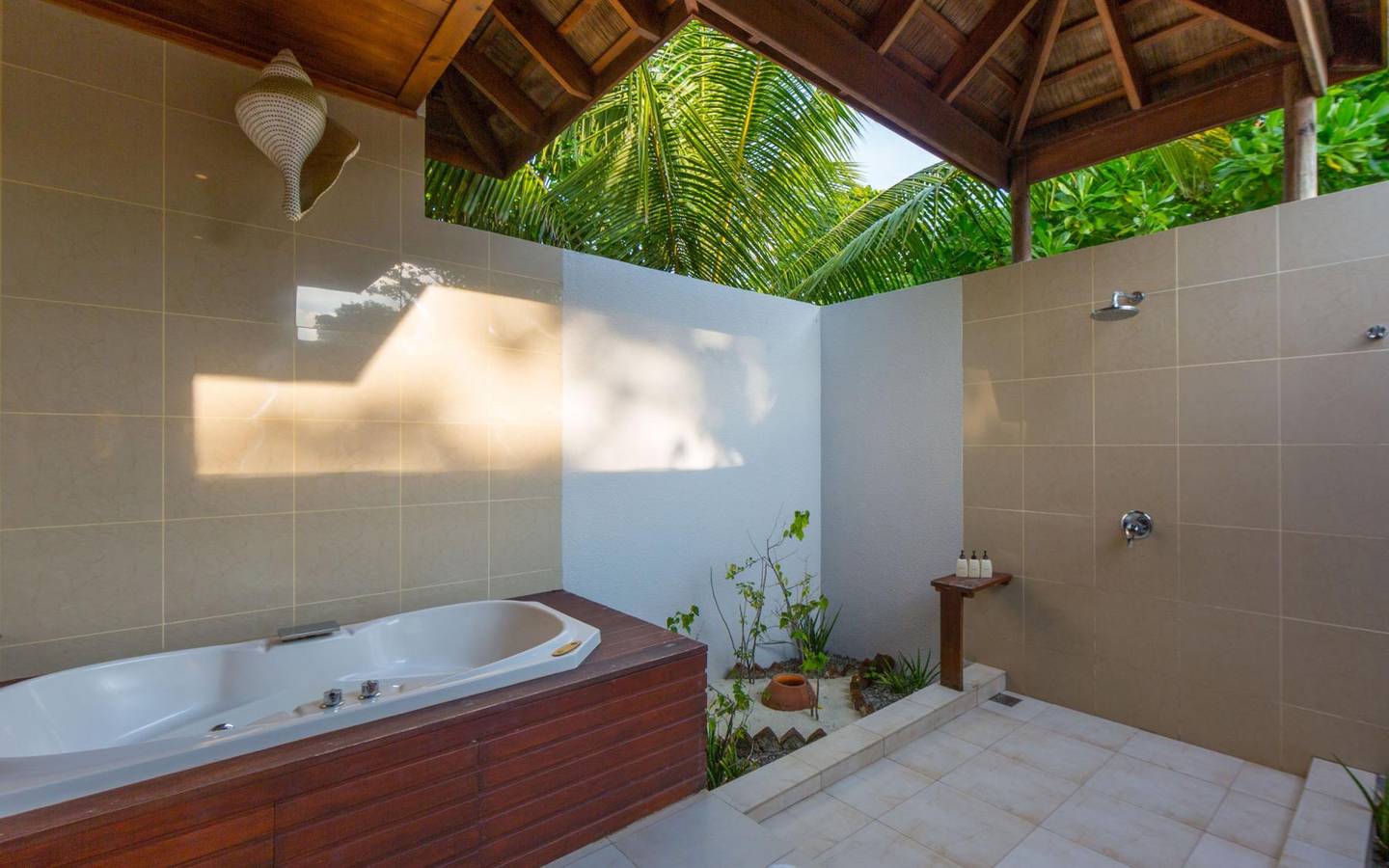 Kuredu Island Resort, Malediven, Private Pool Villa, Badezimmer