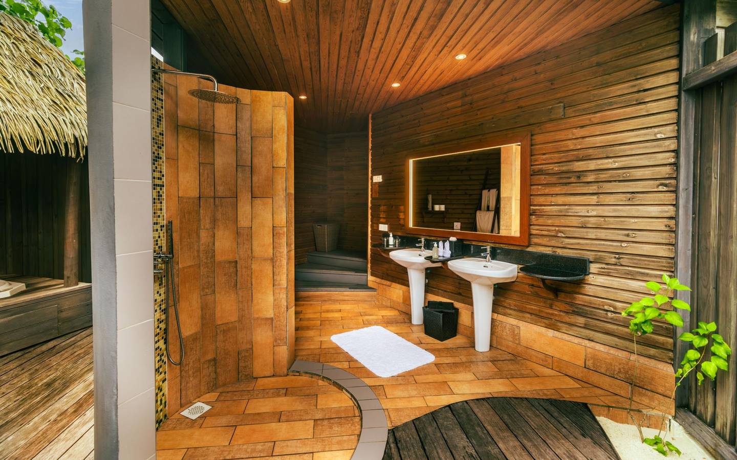 Kuredu_Resort_O_Jacuzzi_Strandvilla_Badezimmer