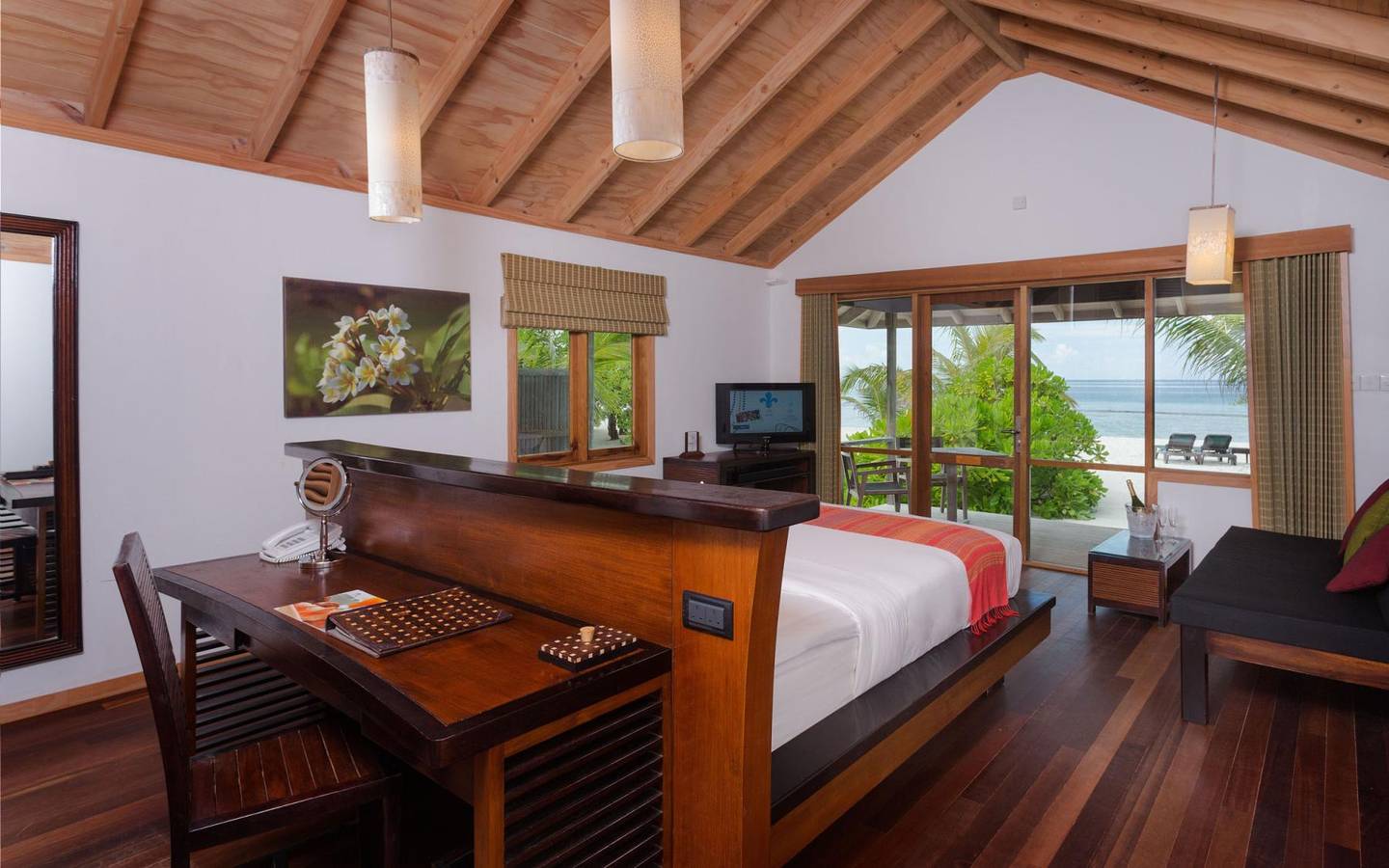 Kuredu Island Resort, Malediven, 'O' Beach Villa, Schlafzimmer mit Ausgang zur Terrasse