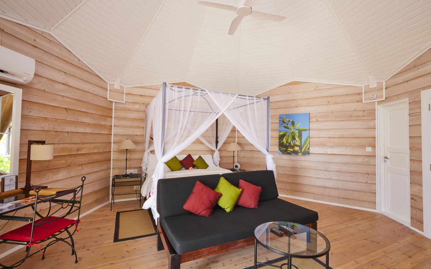 Kuredu_Resort_Maldives_Premium_Strandvilla_Schlafzimmer