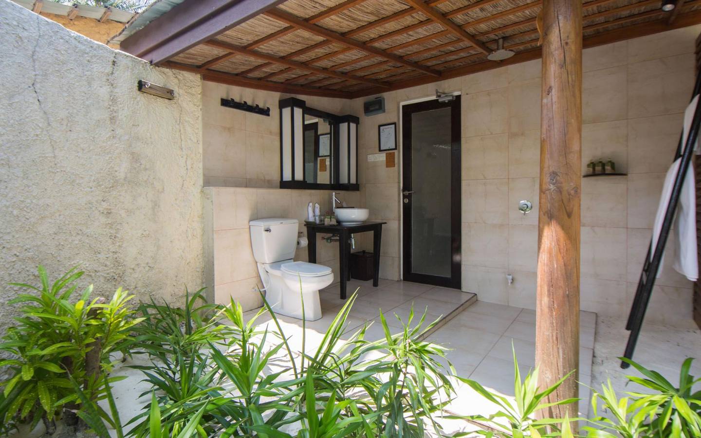 Kuredu_Resort_Maldives_Strandbungalow_1