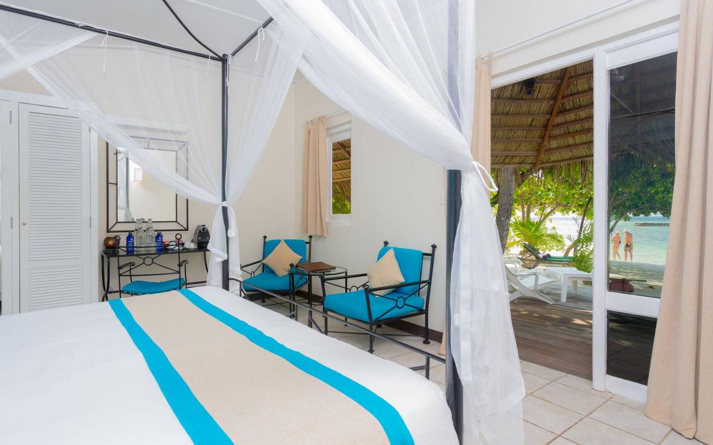 Kuredu_Resort_Maldives_Strandbungalow_3