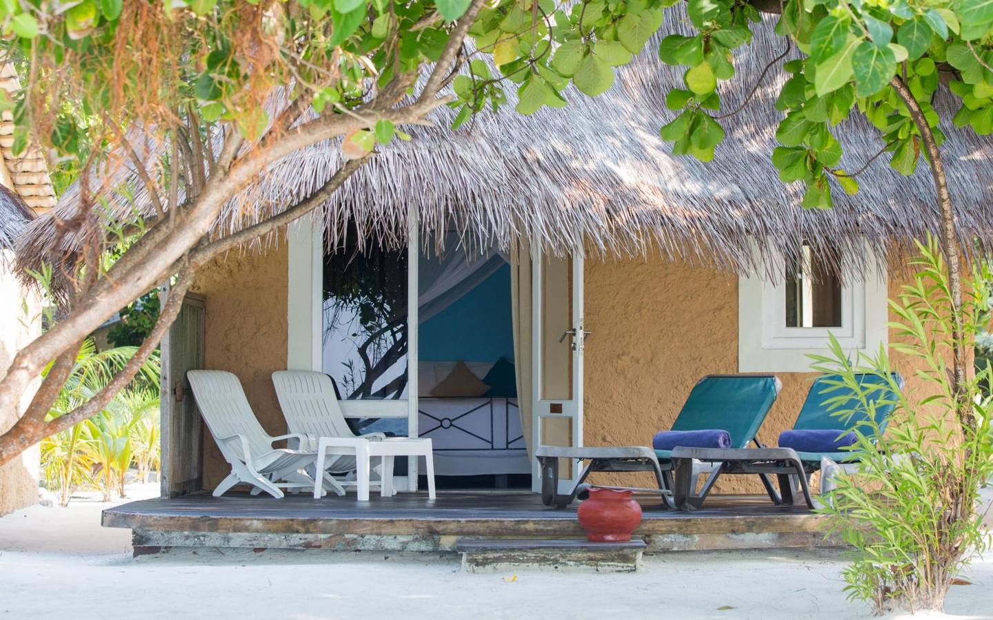 Kuredu_Resort_Maldives_Strandbungalow_4