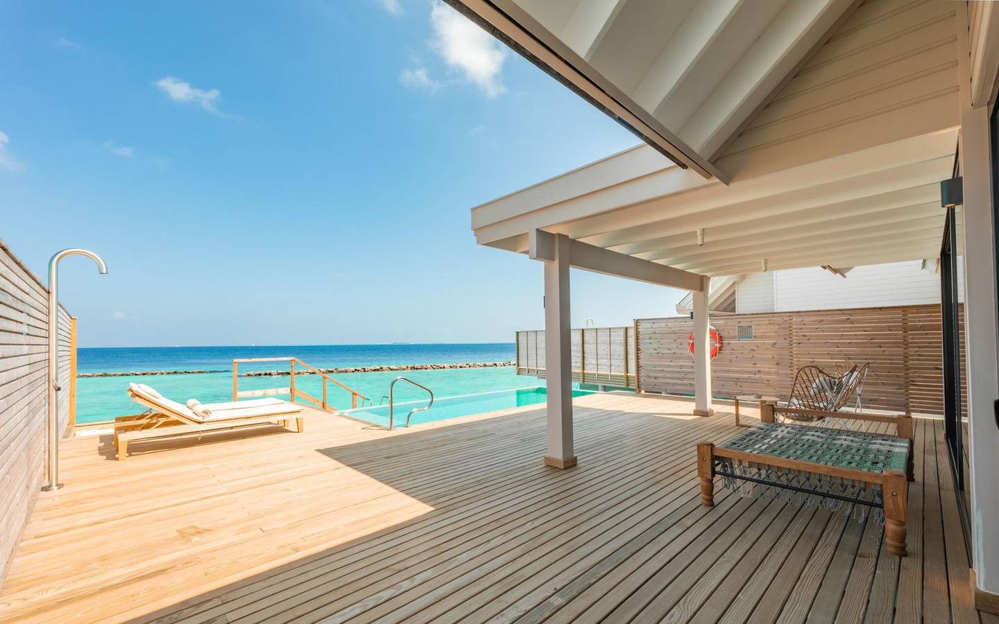 Ananea-Madivaru-Maldives-Water-Pool-Villa-Außenansicht-Terrasse