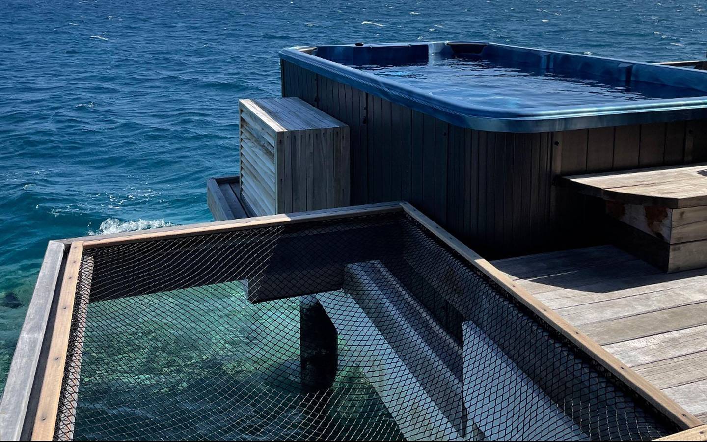 Pool_Jacuzzi_Water_Villa_Cocogiri _Island_Resort_4