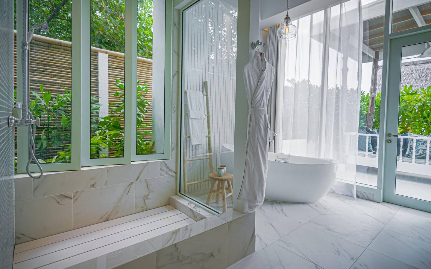 Malahini_Kuda_Bandos_Sunset_Beach_Pool_Suite_Sleeping_4