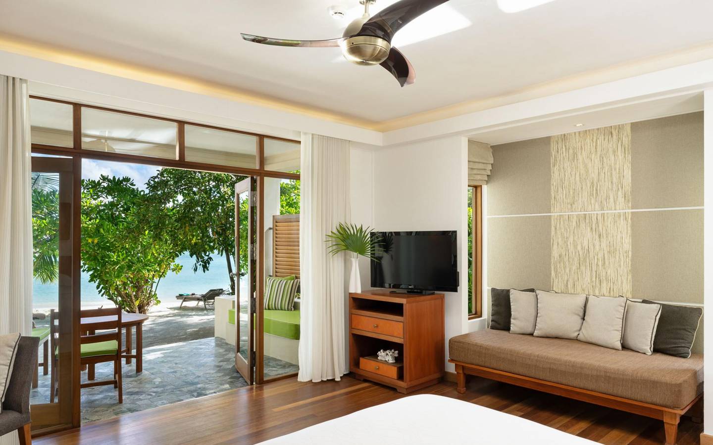 Kurumba_Maldives_Beachfront_Deluxe_Bungalow_1
