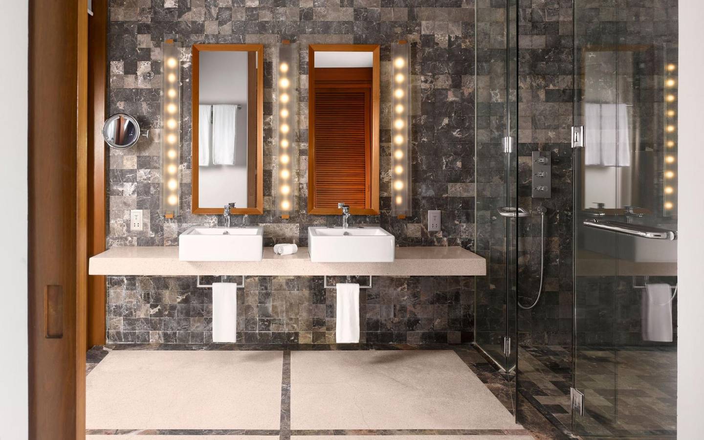 Villa_Nautica_Water_Villa_with_Whirlpool_Badezimmer