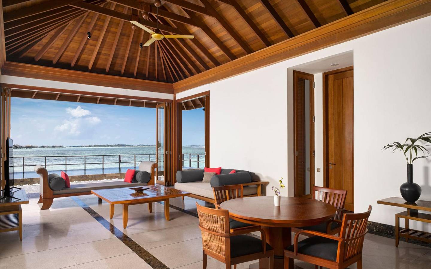 Villa_Nautica_Two_bedroom_Ocean_Suite_with_Pool_Wohnen