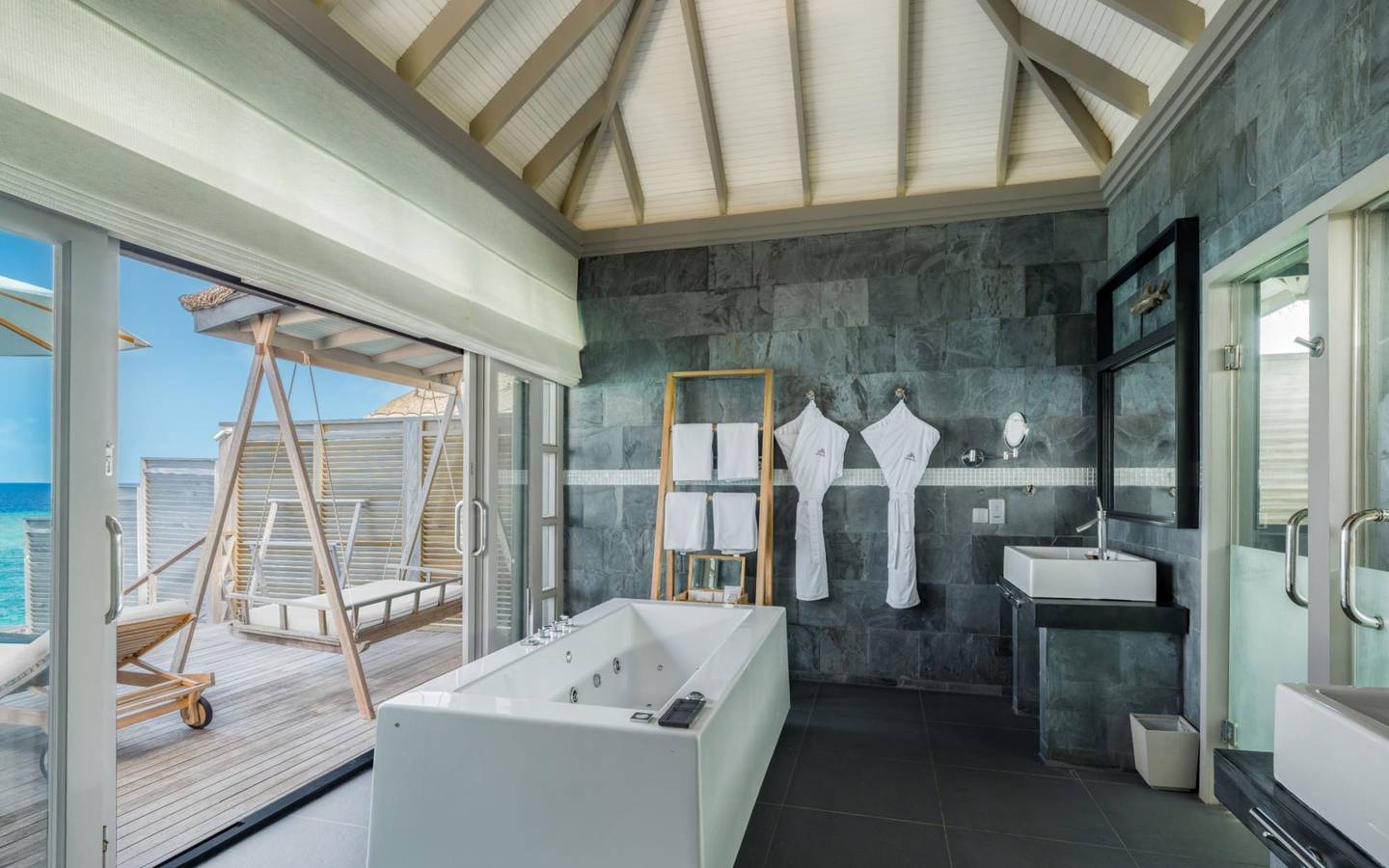 JA_Manufaru_Sunrise_Water_Villa_with_Infinity_Pool_Bathroom