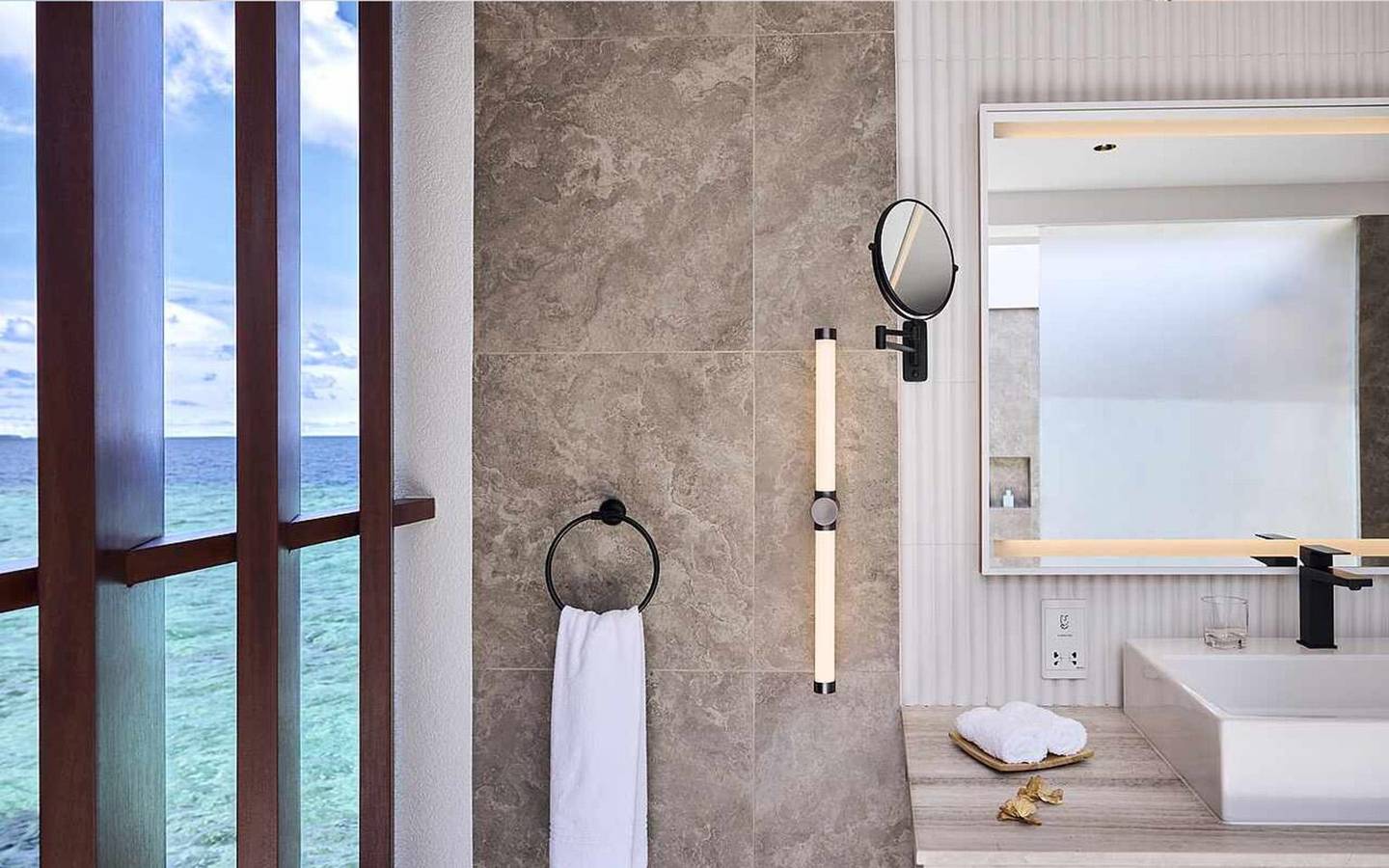 Funamadua_One_Bedroom_Water_Villa_Pool_Bad_2
