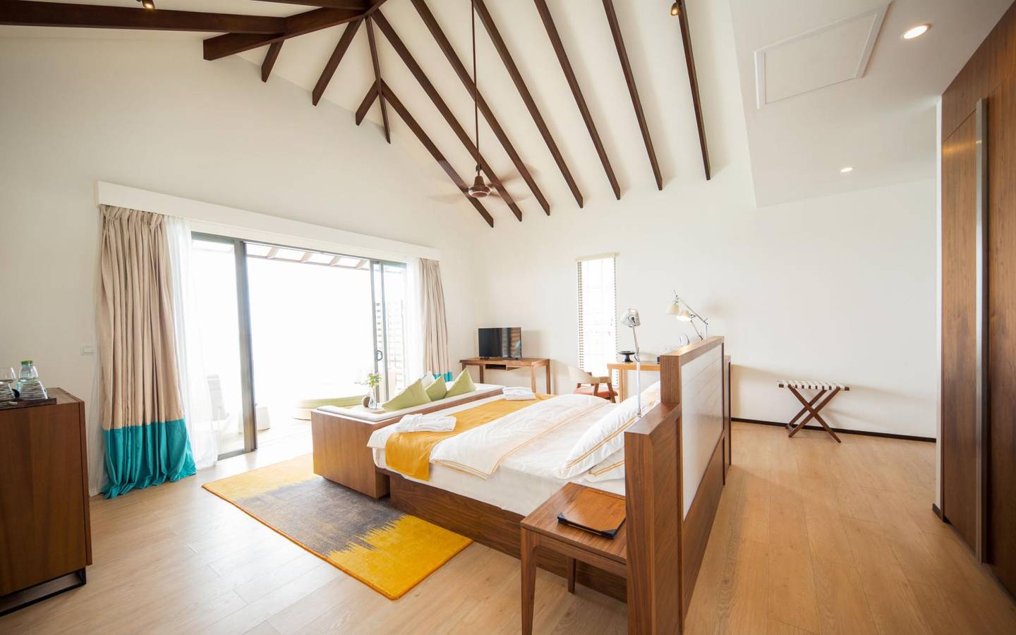 Robinson_Noonu_Maldives_Water_Villa_Sunset_Bum_4_5