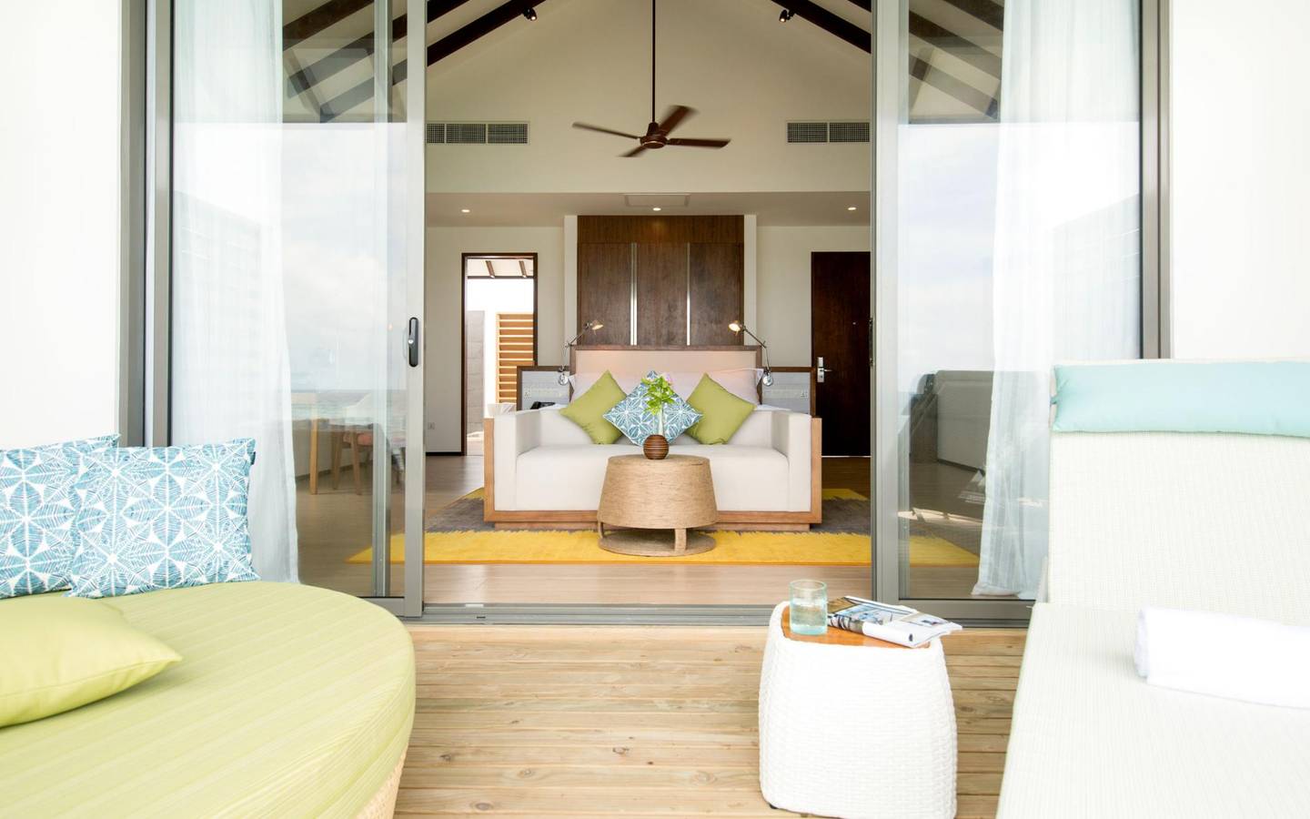 Robinson_Noonu_Maldives_Water_Villa_Sunset_Bum_4_6
