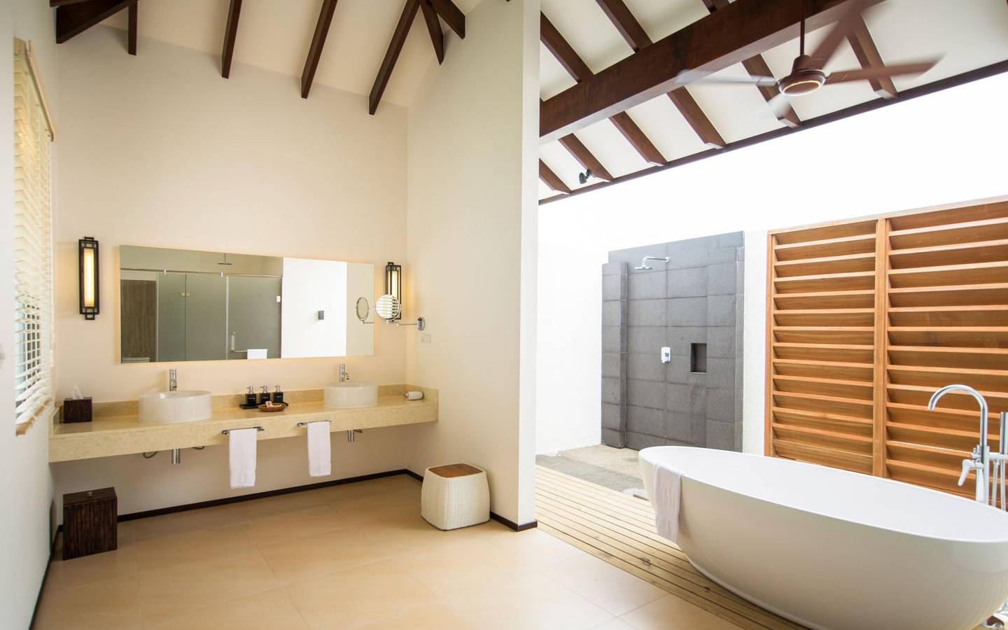 Robinson_Noonu_Maldives_Water_Villa_Bum_3_1