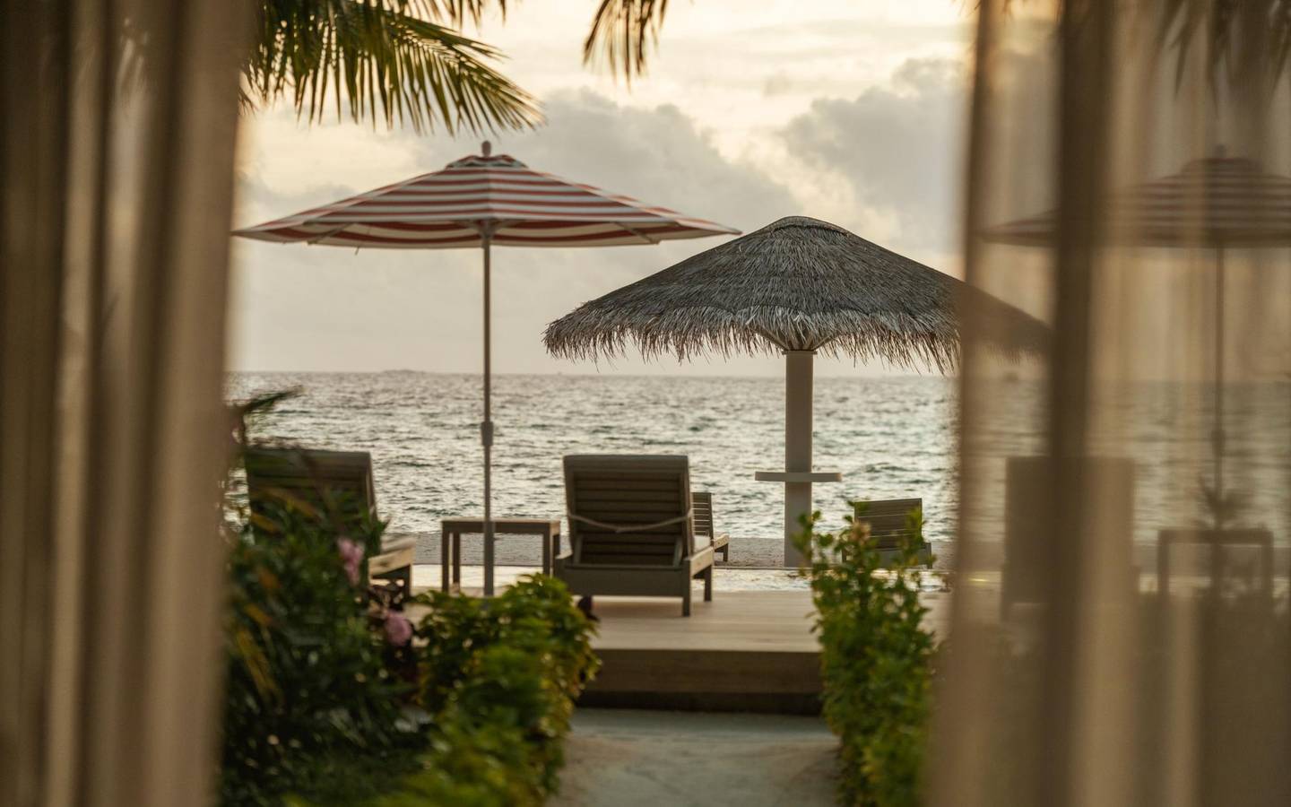 Sun_Siyam_Olhuveli_Malediven_Main_Island_Beach_Pavillon_strand