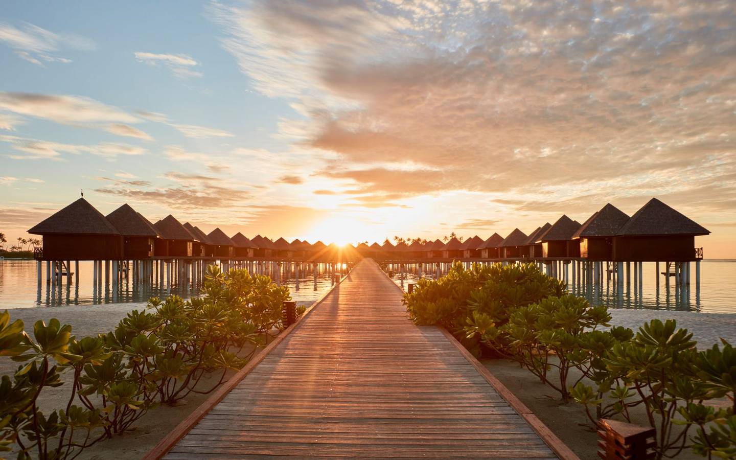 Sun_Siyam_Olhuveli_Water_Villa_Main_Island_Sunset