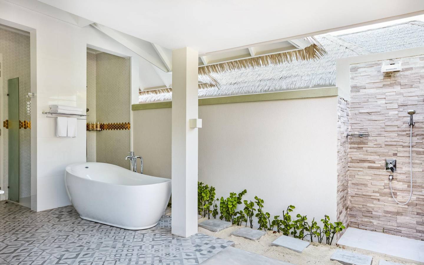 Sun_Siyam_Olhuveli_Grand_Beach_Suite_With_Pool_Bathroom