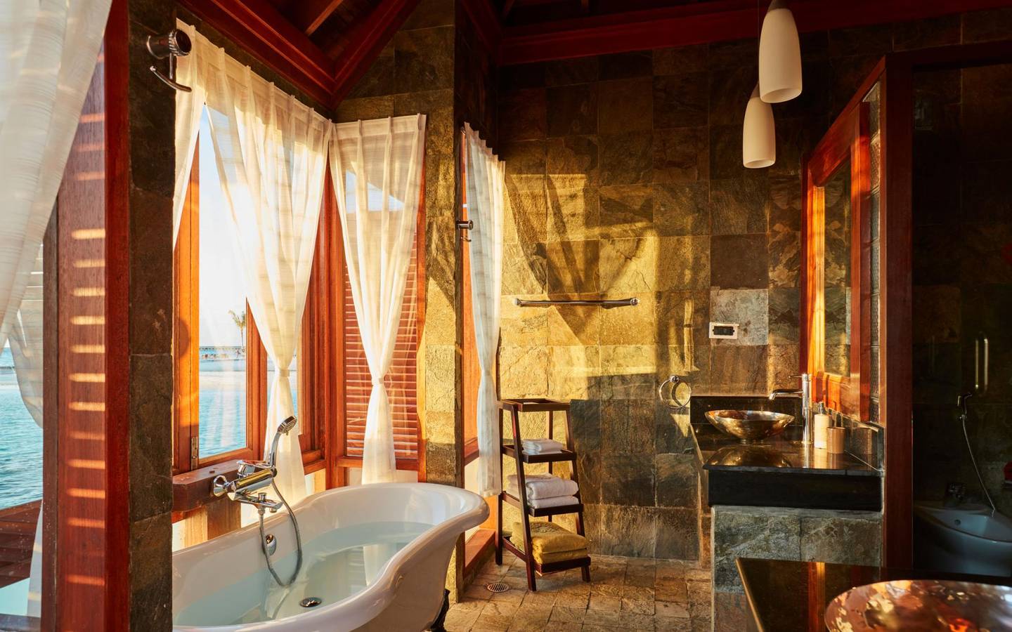 Sun_Siyam_Olhuveli_Main_Island_Deluxe_Water_Villa_Badezimmer