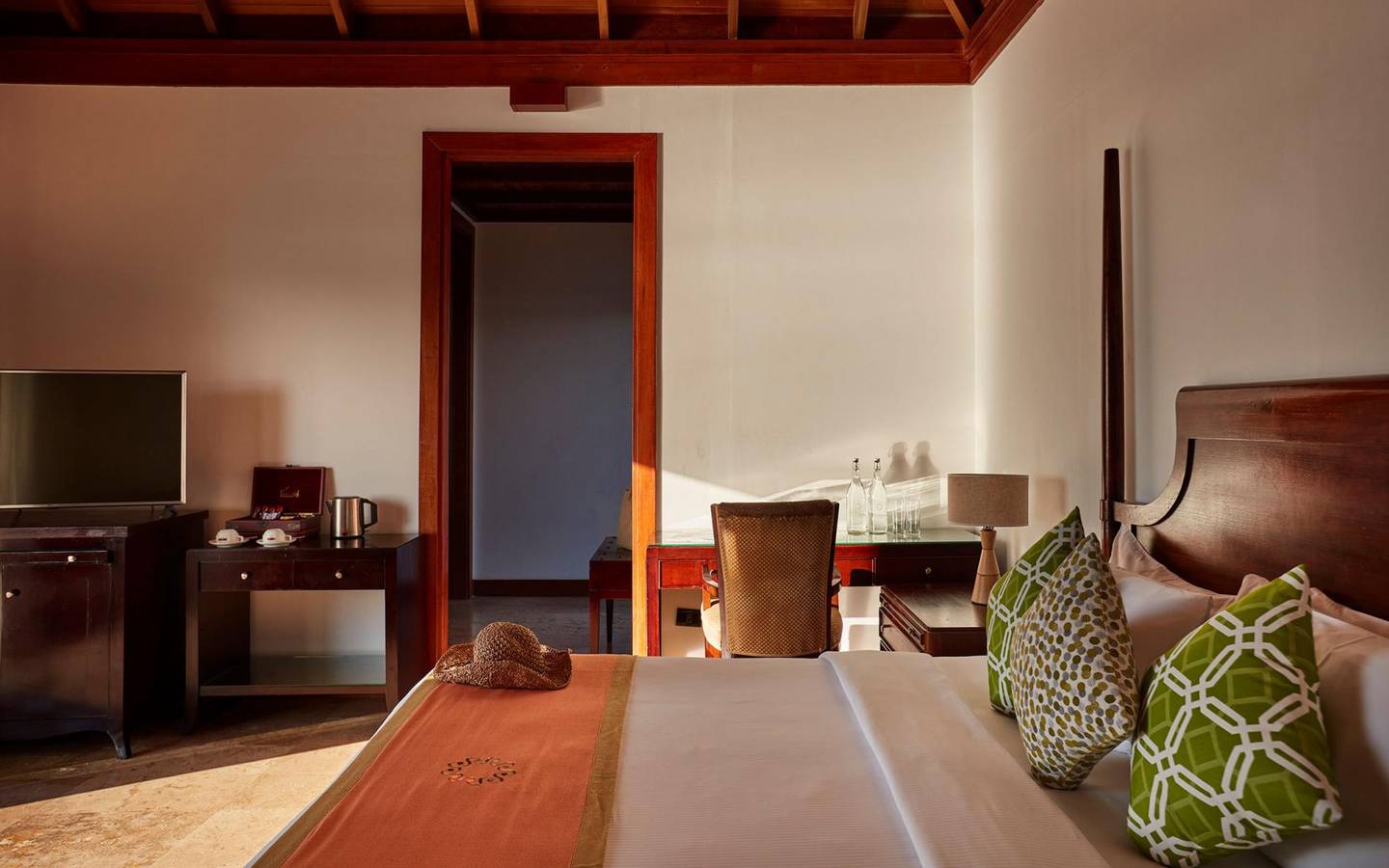Sun_Siyam_Olhuveli_Main_Island_Prestige_Jacuzzi_Water_Villa_Bedroom