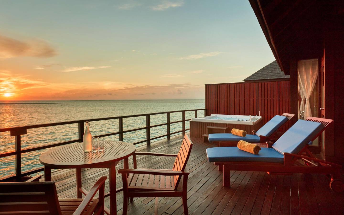 Sun_Siyam_Olhuveli_Main_Island_Prestige_Jacuzzi_Water_Villa_Terrasse
