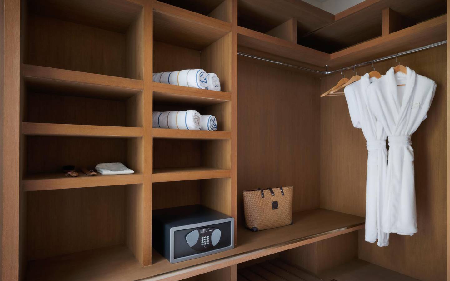 Conrad_Maldives_2_Bedroom_Deluxe_Beach_Villa_with_Pool_Badezimmer