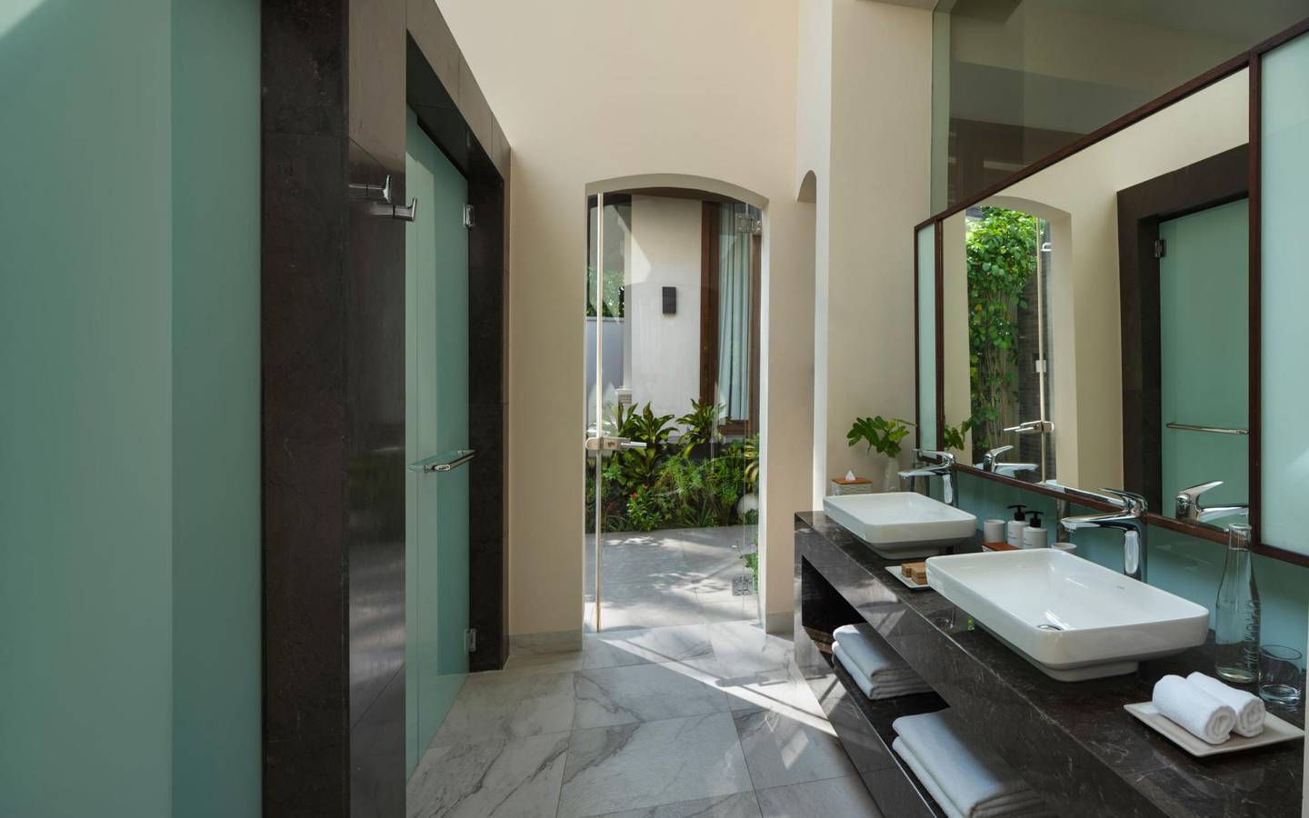 Conrad_Maldives_2_Bedroom_Deluxe_Beach_Villa_with_Pool_Badezimmer
