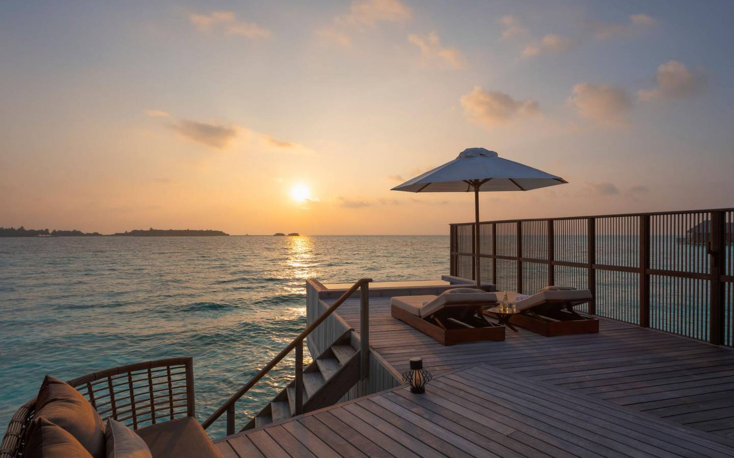 Conrad_Maldives_Grand_Water_Villa_with_Pool_Sonnenuntergang