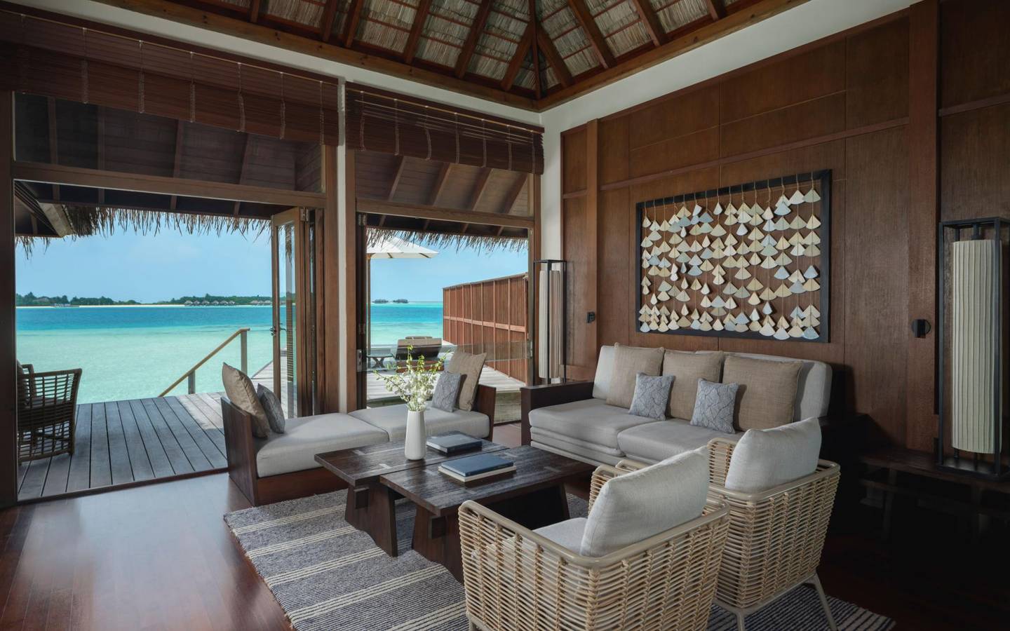 Conrad_Maldives_Grand_Water_Villa_with_Pool_Wohnbereich