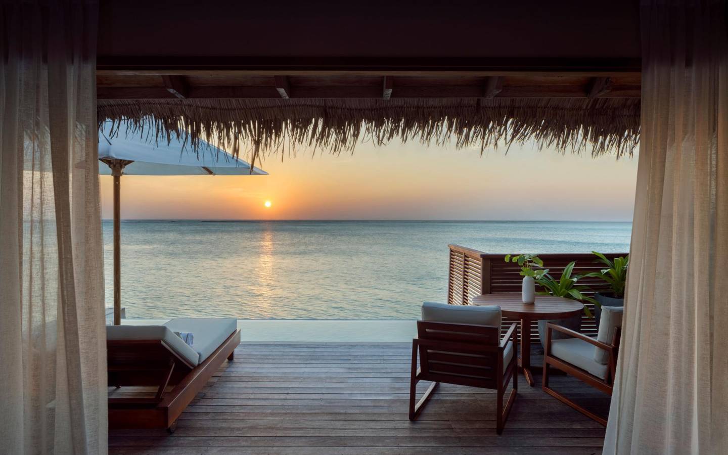 Conrad_Maldives_Sunset_Water_Villa_with_Pool_Sunset