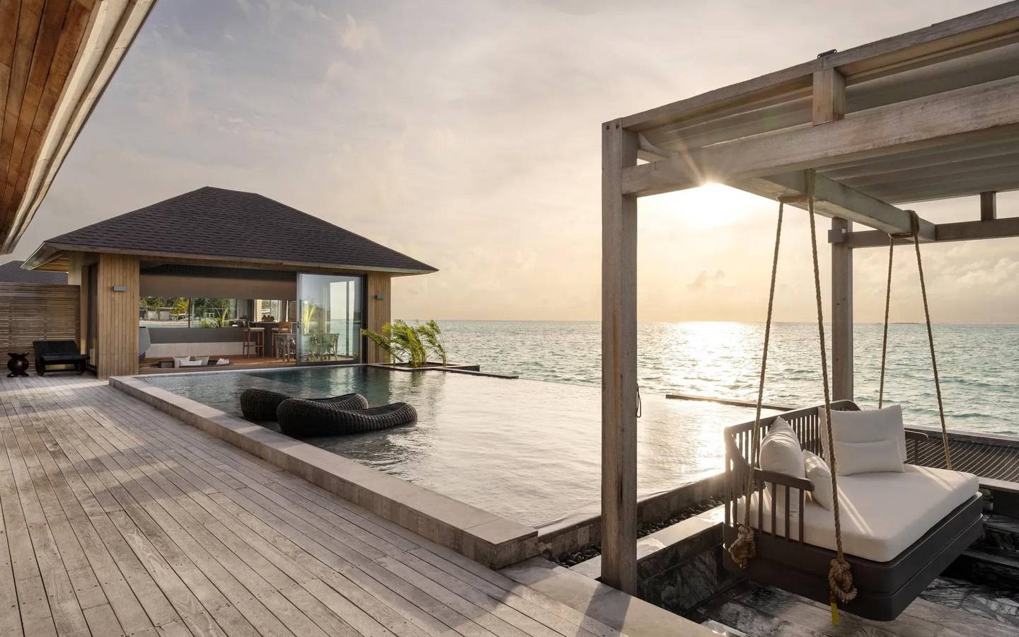 Madifushi_Private_Island_Maldives_Tranquil_Sunrise_Aqua_Pool_Villa_Glasboden_Terrasse