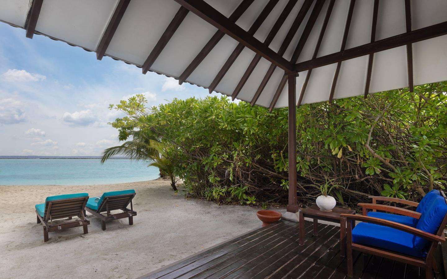 Two-Bedroom Family Beach Villa Terrasse