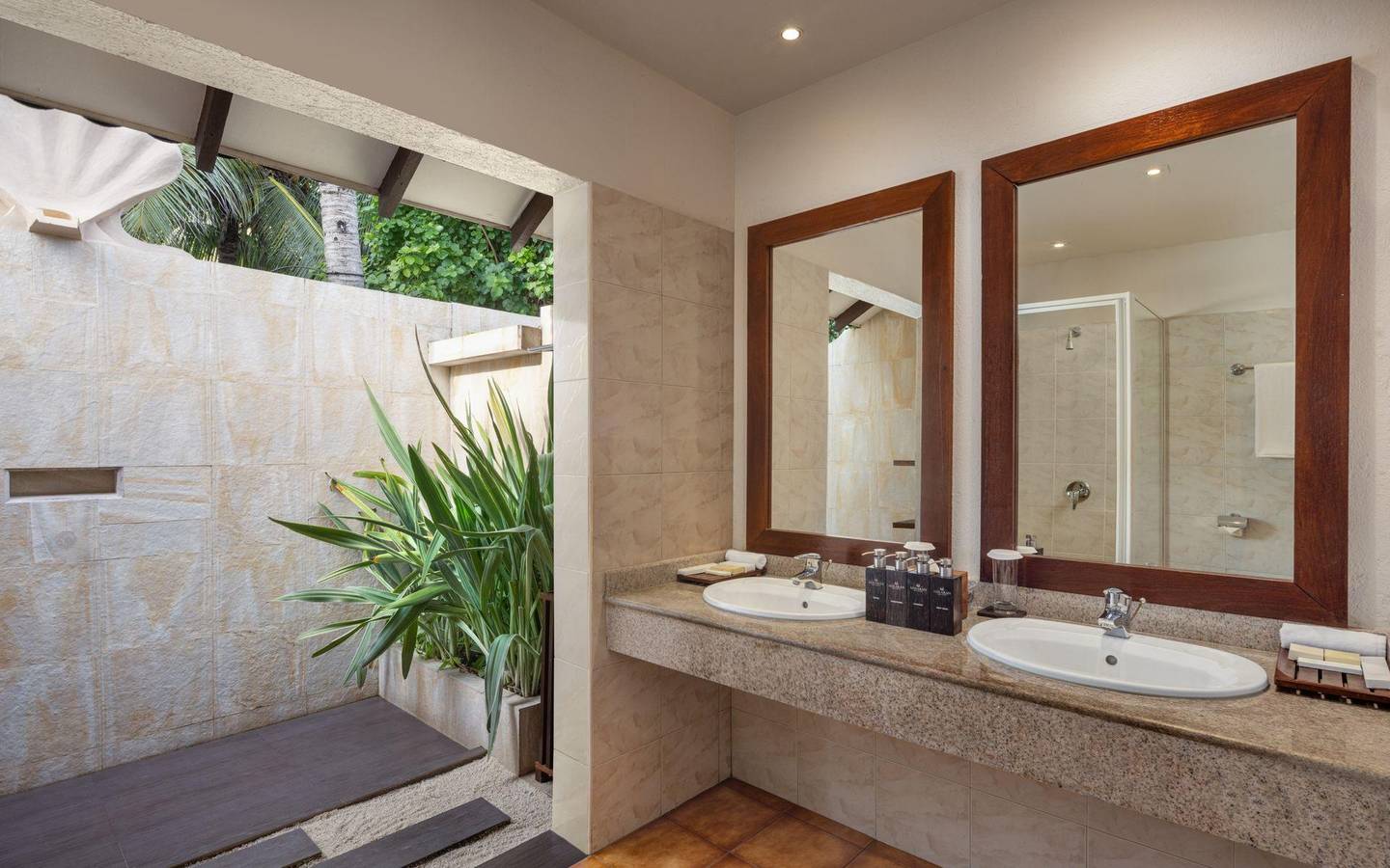 Two-Bedroom Family Beach Villa Badezimmer