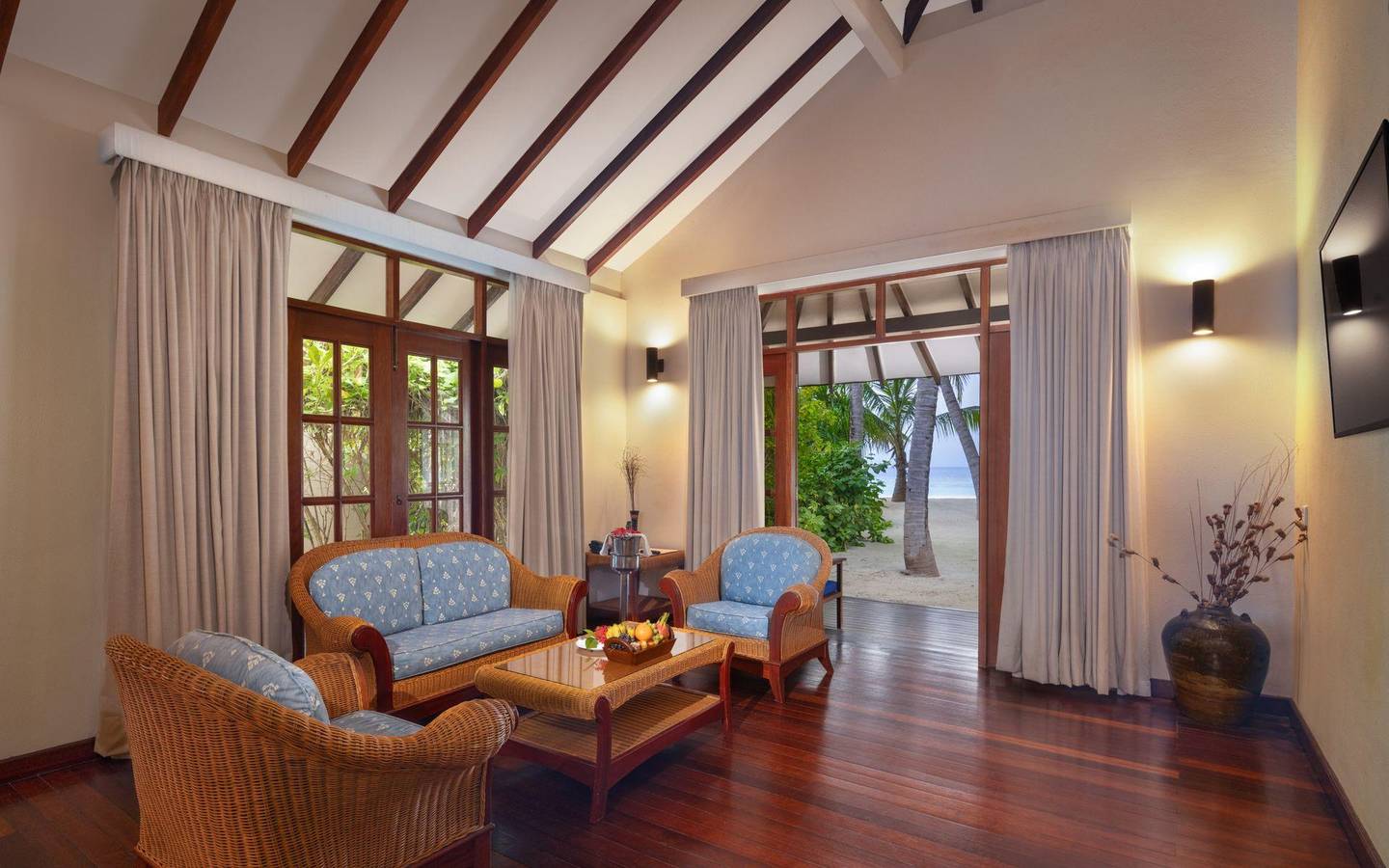 Adaraan_Meedhupparu_Honeymoon_Suite_2