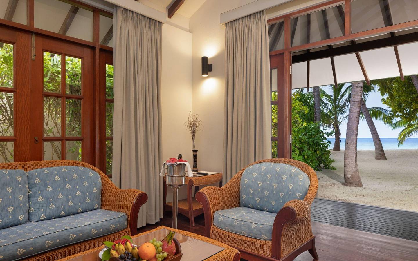 Adaraan_Meedhupparu_Honeymoon_Suite_3