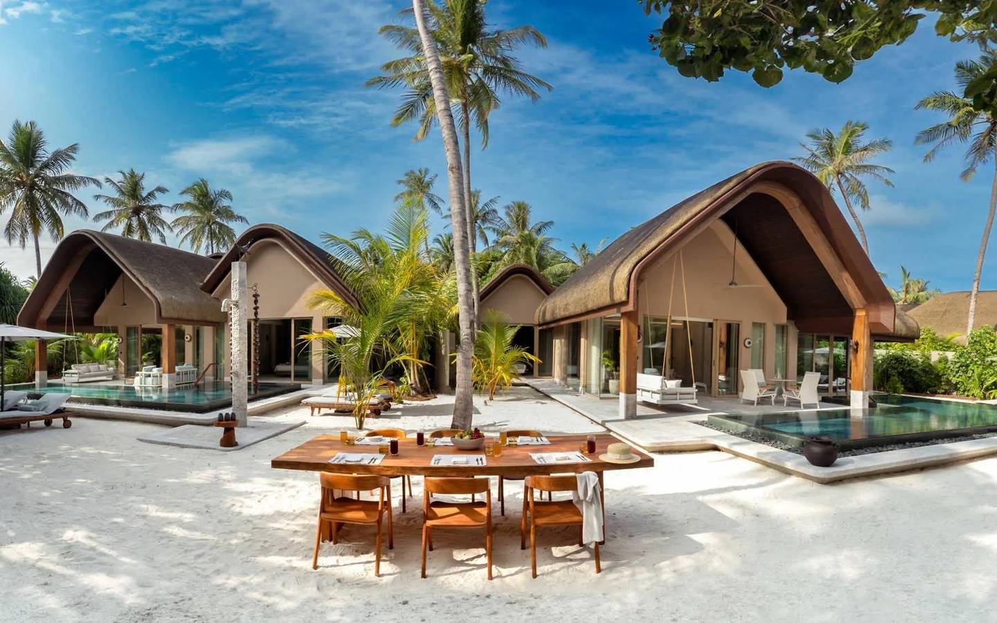 Four Bedroom Beach Residemce with two Pools