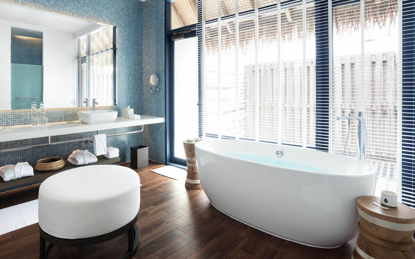 2 Bedroom Water Villa mit Pool