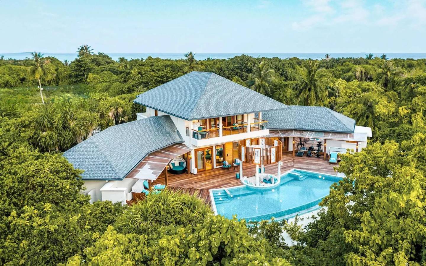 Grand Beach Residence with Pool